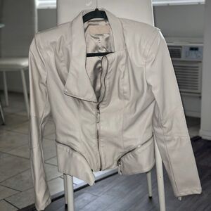 BLANK NYC faux leather fit jacket. LIKE NEW!
Amazing off white color, super sexy